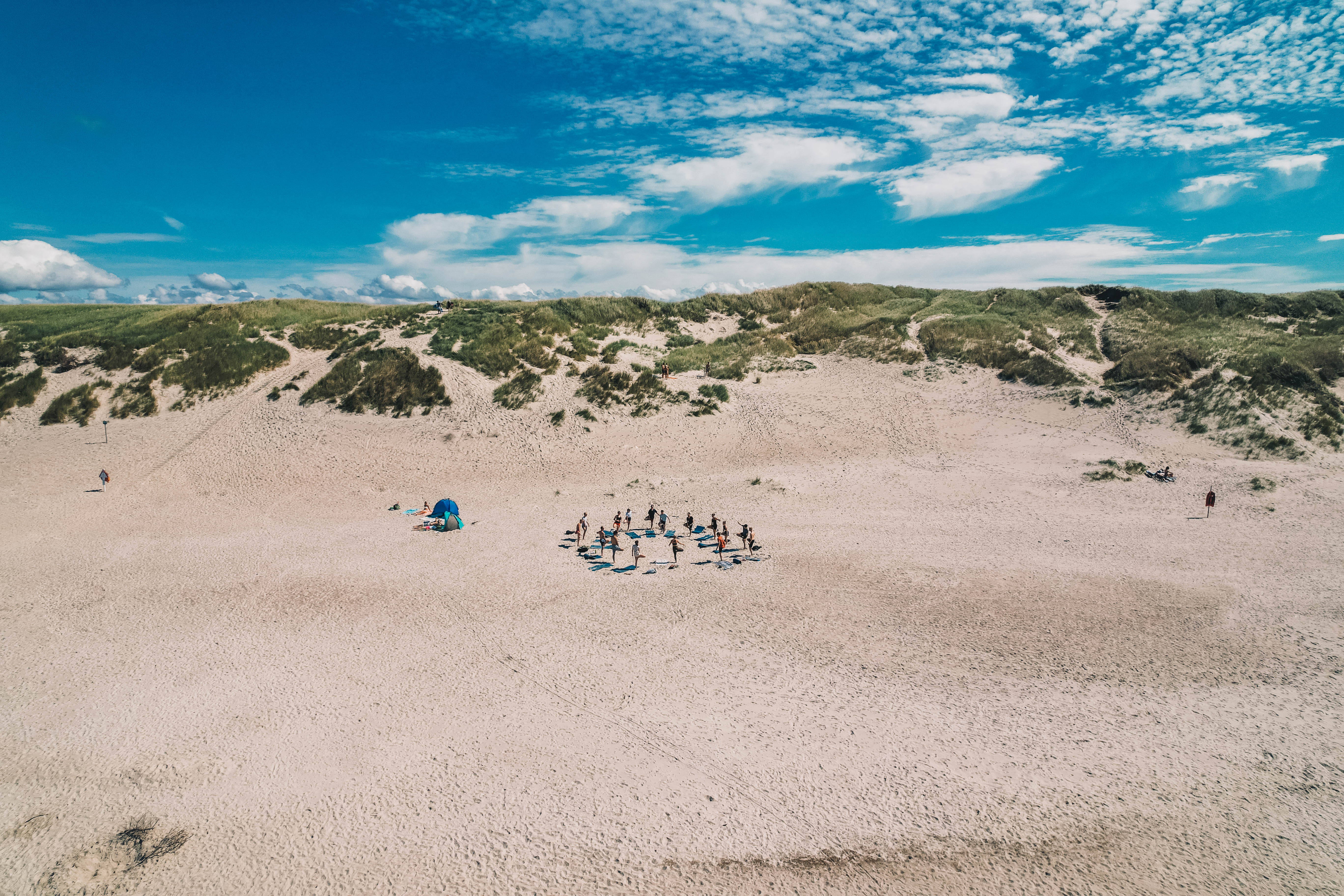 Drone_billede_m_yoga_cirkel_i_træet_stilling.jpg